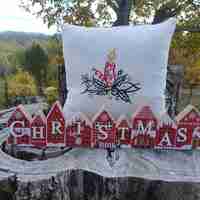Pernă decorativă premium din in pre-spălat, cu broderie de Crăciun Lumânare festivă | AYA HOME