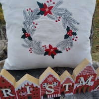 Pernă decorativă premium din in pre-spălat, cu coroniță de Crăciun brodată AYA HOME