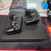 Odlična, Ispravna Playstation 4 Slim Konzola. Konzola nije čipovana, mogu se igrati samo originalne igrice sa DVD Diskova. Konzola je očišćena od prašine i zamenjena je termalna pasta i potpuno je spremna za novog kotisnika. Uz konzolu idu Dva Bežična Dzo