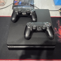 Odlična, Ispravna Playstation 4 Slim Konzola. Konzola nije čipovana, mogu se igrati samo originalne igrice sa DVD Diskova. Konzola je očišćena od prašine i zamenjena je termalna pasta i potpuno je spremna za novog kotisnika. Uz konzolu idu Dva Bežična Dzo