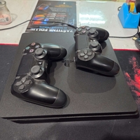 Odlična, Ispravna Playstation 4 Slim Konzola. Konzola nije čipovana, mogu se igrati samo originalne igrice sa DVD Diskova. Konzola je očišćena od prašine i zamenjena je termalna pasta i potpuno je spremna za novog kotisnika. Uz konzolu idu Dva Bežična Dzo