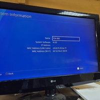 Odlična, Ispravna Playstation 4 Slim Konzola. Konzola nije čipovana, mogu se igrati samo originalne igrice sa DVD Diskova. Konzola je očišćena od prašine i zamenjena je termalna pasta i potpuno je spremna za novog kotisnika. Uz konzolu idu Dva Bežična Dzo