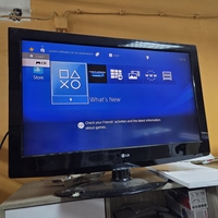 Odlična, Ispravna Playstation 4 Slim Konzola. Konzola nije čipovana, mogu se igrati samo originalne igrice sa DVD Diskova. Konzola je očišćena od prašine i zamenjena je termalna pasta i potpuno je spremna za novog kotisnika. Uz konzolu idu Dva Bežična Dzo