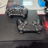 Odlična, Ispravna Playstation 4 Slim Konzola. Konzola nije čipovana, mogu se igrati samo originalne igrice sa DVD Diskova. Konzola je očišćena od prašine i zamenjena je termalna pasta i potpuno je spremna za novog kotisnika. Uz konzolu idu Dva Bežična Dzo