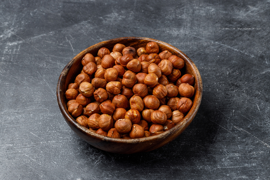 фундук крошка. сырой лесной орех. терн сушеный. фундук очищенный. ядро ореха фундука.