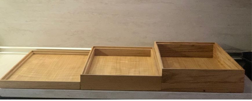 ПОДНОСИ И ТАБЛИ ЗА СЕРВИРАНЕ