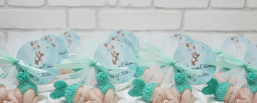 Бебе с възглавничка