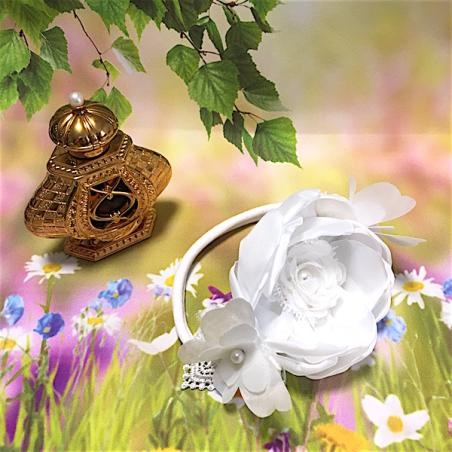 Повязка на голову для девочки с белым цветком и белыми бабочками