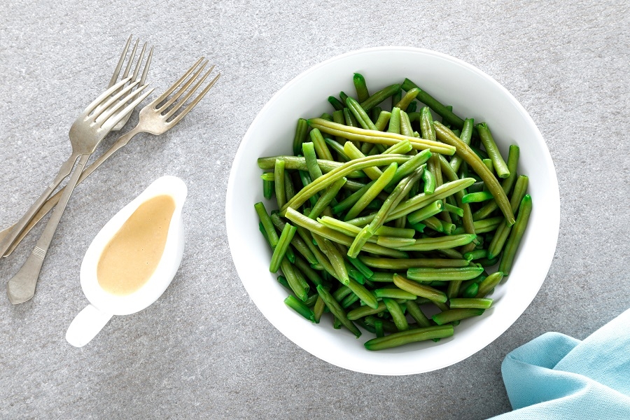 Фасоль 100 грамм. Безопасная подача стручковой фасоли. Steamed Green Beans. Как красиво подать стручковую фасоль. Подача стручковой фасоли с куриными биточками в ресторане.