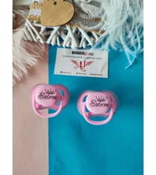 Персонален БИБЕРОН с името на вашето БЕБЕ розов цвят със симетрична форма