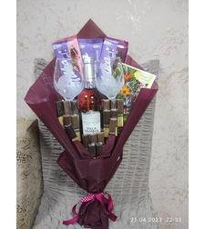 Сладък букет с вино и 2бр гравирани чаши за подарък