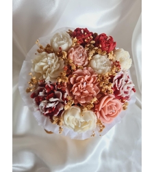 Авторски букет „Peach & Gold Harmony“