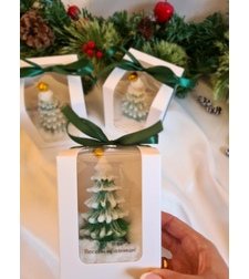 Коледна декоративна свещ “Snowy Pine Tree” – ръчно изработена елха