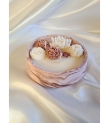 Ароматна свещ в керамичен съд “SOLENNE” – ръчно изработена арт свещ с восъчни цветя