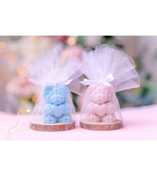 Мече с нежно сърчице върху дървена подложка – подарък за гости