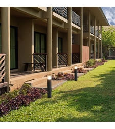 Елегантен градински стълб Teplice E27 – модерно външно осветление с IP44 защита и кафяв прозиращ абажур