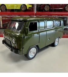 Метална кола с отварящи се врати капаци светлини и звуци UAZ 452 1:24