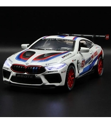 Метална кола с отварящи се врати капаци светлини и звуци BMW M8 1:32