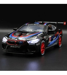 Метална кола с отварящи се врати капаци светлини и звуци BMW M8 1:24