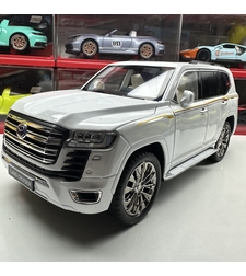 Метален джип с отварящи се врати капаци светлини и звуци Toyota Land Cruiser 1:18