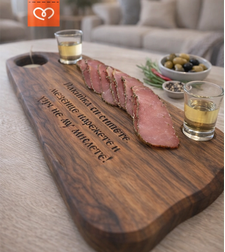 Орехова дъска с чашки за споделени мезета. Гравирана дървена дъска – оригинален подарък за мъж