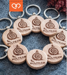 Ключодържател с лого – дървен персонализиран подарък