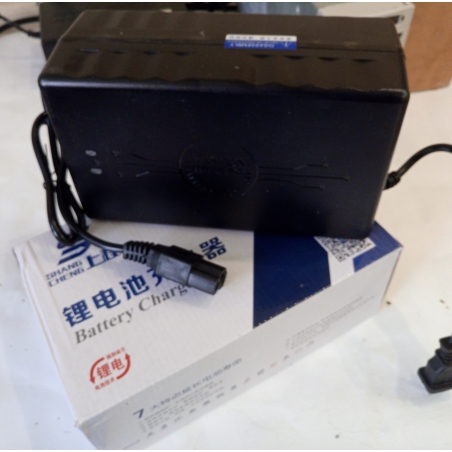 8 амперное зарядное устройство 20с LiIon 72V (84,0v)8а для литиевых акб для электросамокатов 