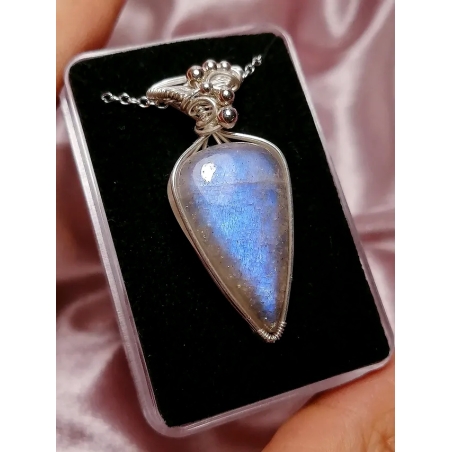 Сребърно колие с Лунен камък