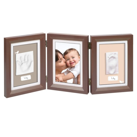 BABY ART ДЪРВЕНА ФОТО РАМКА ОТ 3 ЧАСТИ ЗА 2 ОТПЕЧАТЪКА И СНИМКА MY BABY TOUCH ОТ СЕРИЯТА TIMELESS CLASSIC НА  KАФЯВА РАМКА С БЯЛО ПАСПАРТУ.