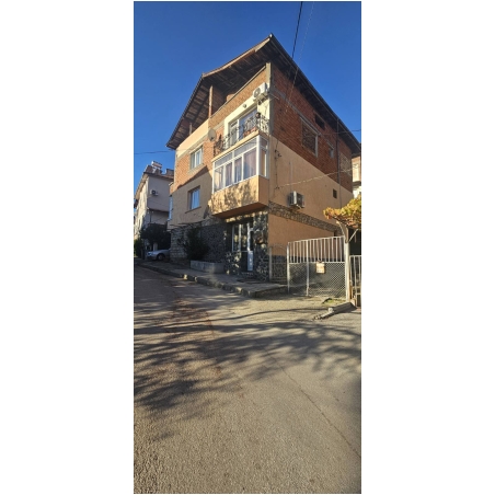 122000евро Етаж От Къща с двор,  2 стай и 2 стаи от първия етаж намира се  в Сандански