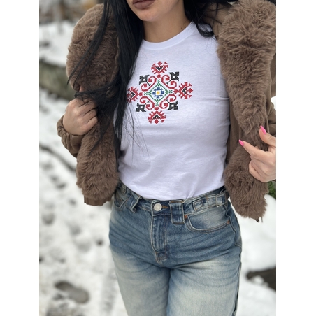 Дамска тениска с бродерия