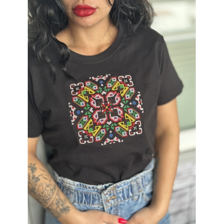 Тениска с българска шевица „Слънчева розета“