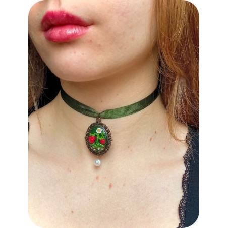 Чоукър с ягодки