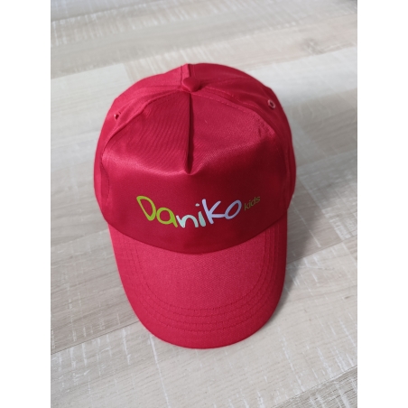 Шапка с козирка в червено