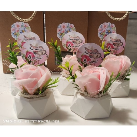 Керамична кашпа с ароматна пластична вечна роза