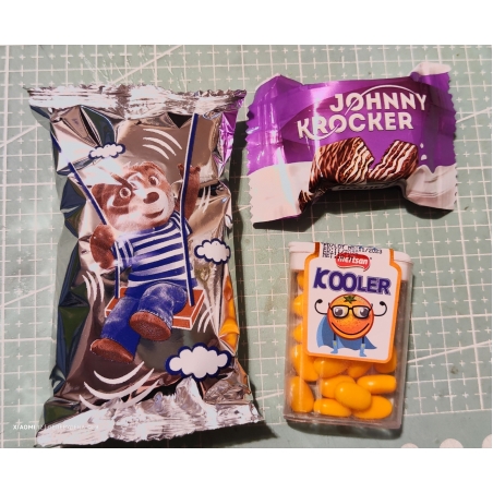 Кексче Барни, бонбонки Тик-так и мини вафличка с мляко на Рошен