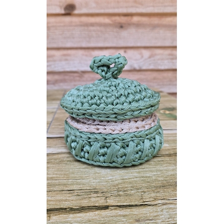 Елегантна Плетена Кутия с Капак