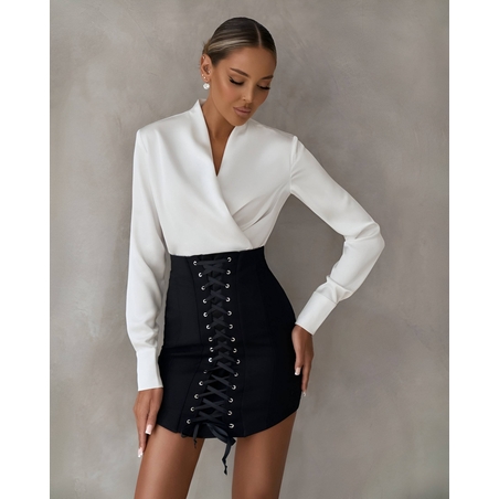 „Monique“ – бял топ и черна пола с висока талия