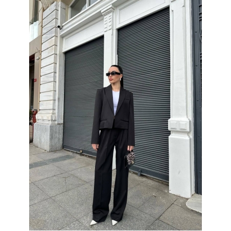 „Bold Femme“  Black – Костюм с късо сако и класически панталон