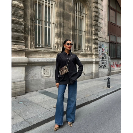 Широка черна риза с декоративни връзки на рамената