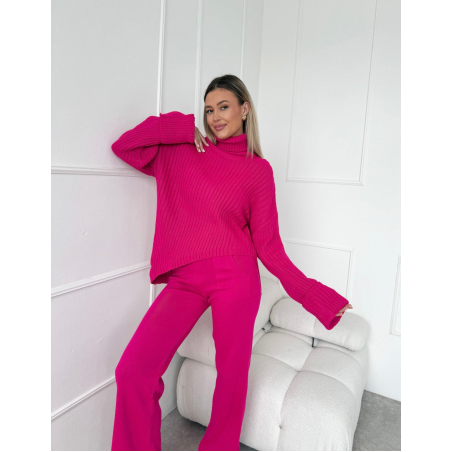 Асиметричен пуловер с висока яка и широк панталон