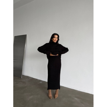 Издължен пуловер и пола с миди дължина