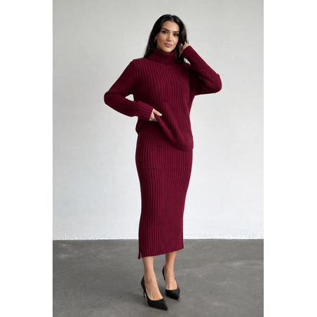 Издължен пуловер и миди пола Бордо
