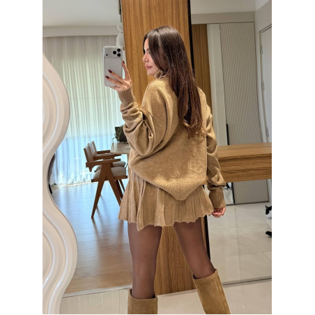 Beige Комплект – пуловер и разкроена къса пола от плетиво