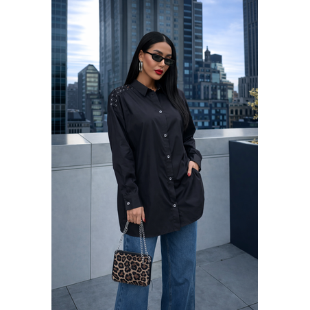 Широка черна риза с декоративни връзки на рамената