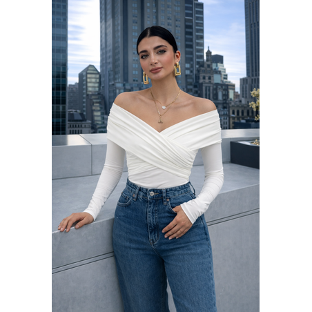 Velvet Kiss White – Елегантна блуза с голи рамене