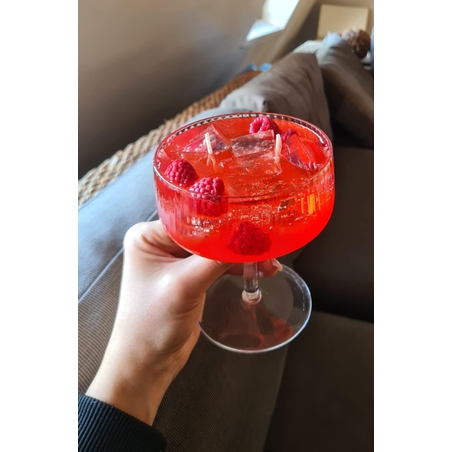 „Малинов Спаркъл“ – ароматна свещ в чаша