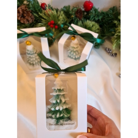 Коледна декоративна свещ “Snowy Pine Tree” – ръчно изработена елха