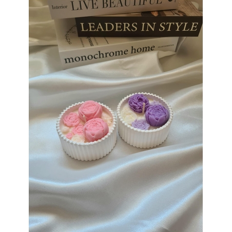 „Градинката на мечтите“ - ароматна свещ в мини керамична кашпа