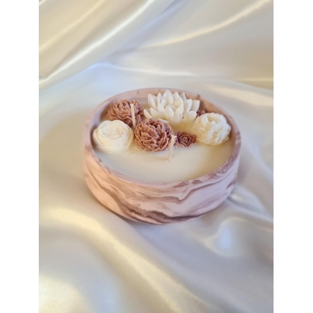 Ароматна свещ в керамичен съд “SOLENNE” – ръчно изработена арт свещ с восъчни цветя